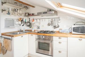 A kitchen or kitchenette at 049 - Attico ELEGANTE, 10 minuti a piedi da MARE e SPIAGGIA - POSTO AUTO PRIVATO GRATIS