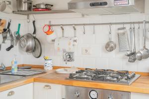A kitchen or kitchenette at 049 - Attico ELEGANTE, 10 minuti a piedi da MARE e SPIAGGIA - POSTO AUTO PRIVATO GRATIS