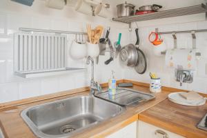 A kitchen or kitchenette at 049 - Attico ELEGANTE, 10 minuti a piedi da MARE e SPIAGGIA - POSTO AUTO PRIVATO GRATIS