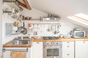 A kitchen or kitchenette at 049 - Attico ELEGANTE, 10 minuti a piedi da MARE e SPIAGGIA - POSTO AUTO PRIVATO GRATIS