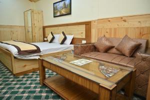 Katil atau katil-katil dalam bilik di Kasauli Nature Inn