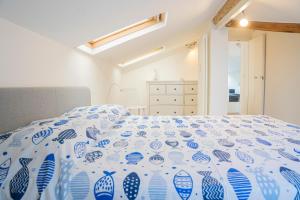 A bed or beds in a room at 049 - Attico ELEGANTE, 10 minuti a piedi da MARE e SPIAGGIA - POSTO AUTO PRIVATO GRATIS