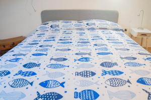 A bed or beds in a room at 049 - Attico ELEGANTE, 10 minuti a piedi da MARE e SPIAGGIA - POSTO AUTO PRIVATO GRATIS
