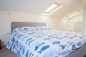 A bed or beds in a room at 049 - Attico ELEGANTE, 10 minuti a piedi da MARE e SPIAGGIA - POSTO AUTO PRIVATO GRATIS