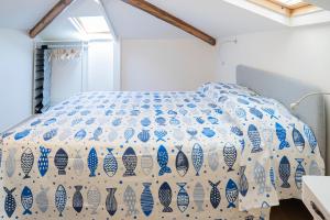 A bed or beds in a room at 049 - Attico ELEGANTE, 10 minuti a piedi da MARE e SPIAGGIA - POSTO AUTO PRIVATO GRATIS