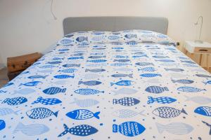 A bed or beds in a room at 049 - Attico ELEGANTE, 10 minuti a piedi da MARE e SPIAGGIA - POSTO AUTO PRIVATO GRATIS