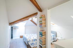 A bed or beds in a room at 049 - Attico ELEGANTE, 10 minuti a piedi da MARE e SPIAGGIA - POSTO AUTO PRIVATO GRATIS