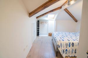A bed or beds in a room at 049 - Attico ELEGANTE, 10 minuti a piedi da MARE e SPIAGGIA - POSTO AUTO PRIVATO GRATIS