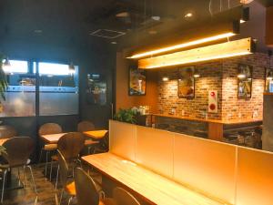 Lounge o bar area sa HOTEL LiVEMAX Yokohama-Eki Nishiguchi