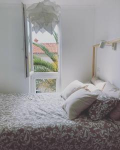 Postel nebo postele na pokoji v ubytování MyPalmasSuite with free parking in Opatija