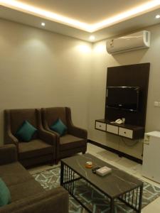 - un salon avec deux canapés et une télévision dans l'établissement ركن ازدان للوحدات السكنيه 2, à Riyad