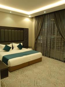 - une chambre avec un grand lit et une fenêtre dans l'établissement ركن ازدان للوحدات السكنيه 2, à Riyad