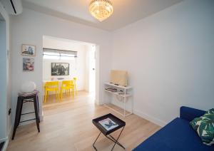 a living room with a blue couch and a table at Casa Miguel - Apartamento 4 in Sanlúcar de Barrameda
