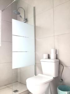Baño blanco con aseo y espejo en Florea Hotel Apartments, en Ayia Napa