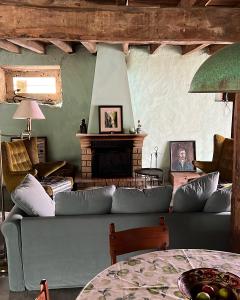 uma sala de estar com um sofá e uma lareira em São Miguel House , Casa do Carvalhal em Santarém