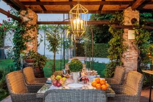 un tavolo con frutta su un patio di Pennecchio a Lucca