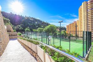 Tenis alebo squash v ubytovaní Skyline 5 Apartment with private balcony and nice views alebo jeho okolí