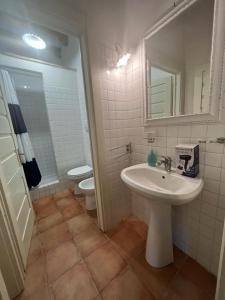 łazienka z umywalką i toaletą w obiekcie Agriturismo Baratti w mieście Baratti