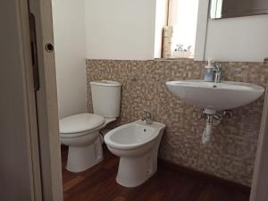 łazienka z toaletą i umywalką w obiekcie B&B Five Rooms w Syrakuzach