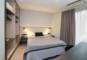 Un pat sau paturi într-o cameră la Hotel Esplugues