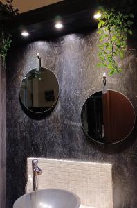 baño con 2 espejos y lavamanos en Suite avec jardin entre Aix en Provence, Luberon et Verdon, en Peyrolles-en-Provence