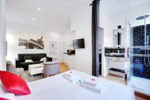 a room with a bed and a living room at CMG - Cosy Studio 4P Tiquetonne Chatelet in Paris
