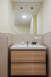 un bagno con lavandino e specchio di Luz de Sevilla Free parking a Siviglia Altre 24 foto