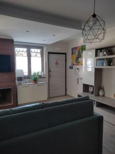 a living room with a couch and a kitchen at Vento e Amore in Baronissi