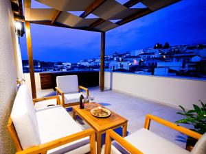 un patio con tavolo e sedie sul balcone. di Eumorphia Studios & Apartments a Città di Skiathos