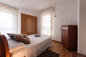 Posteľ alebo postele v izbe v ubytovaní Lets Holidays EXCELLENT APARTMENT NEXT BEACH 7