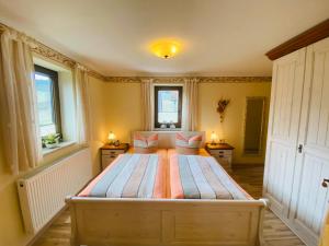 um quarto com uma cama grande num quarto em Ferienhof Alte Wildmeisterei - Fewo Gartenblick em Neuhaus am Rennweg