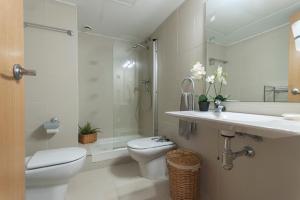 Kúpeľňa v ubytovaní Lets Holidays EXCELLENT APARTMENT NEXT BEACH 7 + 9 fotografií