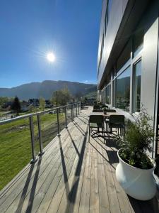 una terraza con mesa y sillas en una casa en Hotell Koselig en Kyrksæterøra