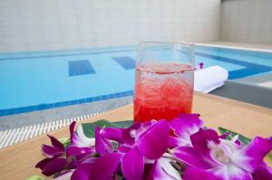 Bazén v ubytování Marsi Hotel @ Bangchak nebo v jeho okolí