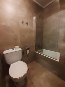 Ett badrum på Hotel Photo Zabalburu
