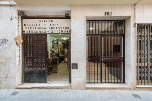 un negozio con le porte aperte su una strada di Luz de Sevilla Free parking a Siviglia