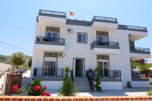 een wit huis met trappen en balkons bij Julies Vila in Ksamil