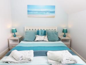 ファイリーにあるMeadow Viewのベッドルーム1室(青いベッド1台、ナイトスタンド2台付)