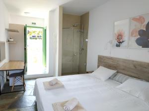 A bed or beds in a room at Asteri Apartments