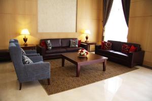 A seating area at Fushin Hotel - Tainan