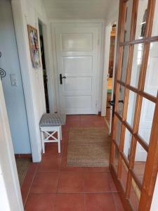 a hallway with a door and a bench next to a door at Knusperhaus Ogris in Trieblach