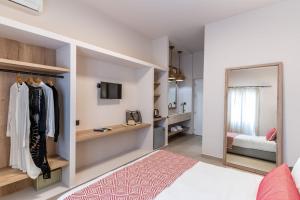 sypialnia z garderobą z lustrem i łóżkiem w obiekcie Hotel Eucalyptus w mieście Mesaria +37 zdjęć