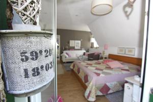 ein Schlafzimmer mit einem Bett und ein Zimmer mit einer Uhr in der Unterkunft Am Waldesrand in Prerow
