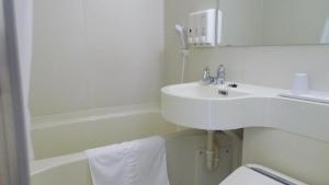 Toyoko Inn Aioi eki Shinkansen guchi的一间浴室