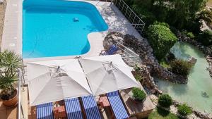 Výhľad na bazén v ubytovaní Villa Omega Kefalonia alebo v jeho blízkosti