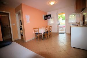 Kuchyň nebo kuchyňský kout v ubytování Apartment Marko