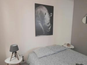 um quarto com uma imagem a preto e branco na parede em Le scandinave em Joigny