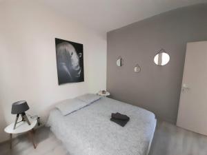 um quarto branco com uma cama e uma mesa em Le scandinave em Joigny