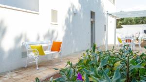 un patio con 2 sillas y algunas plantas en Casetta La Conchiglia, en Villanova di Ostuni