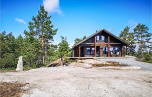 een huis bovenop een heuvel met bomen bij Stunning Home In Vatnestrm With Sauna 